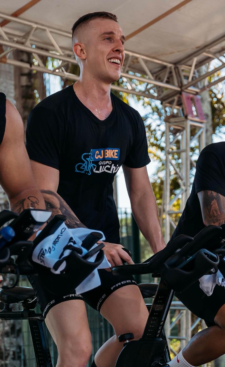Alexandre Souza em uma aula de bike indoor